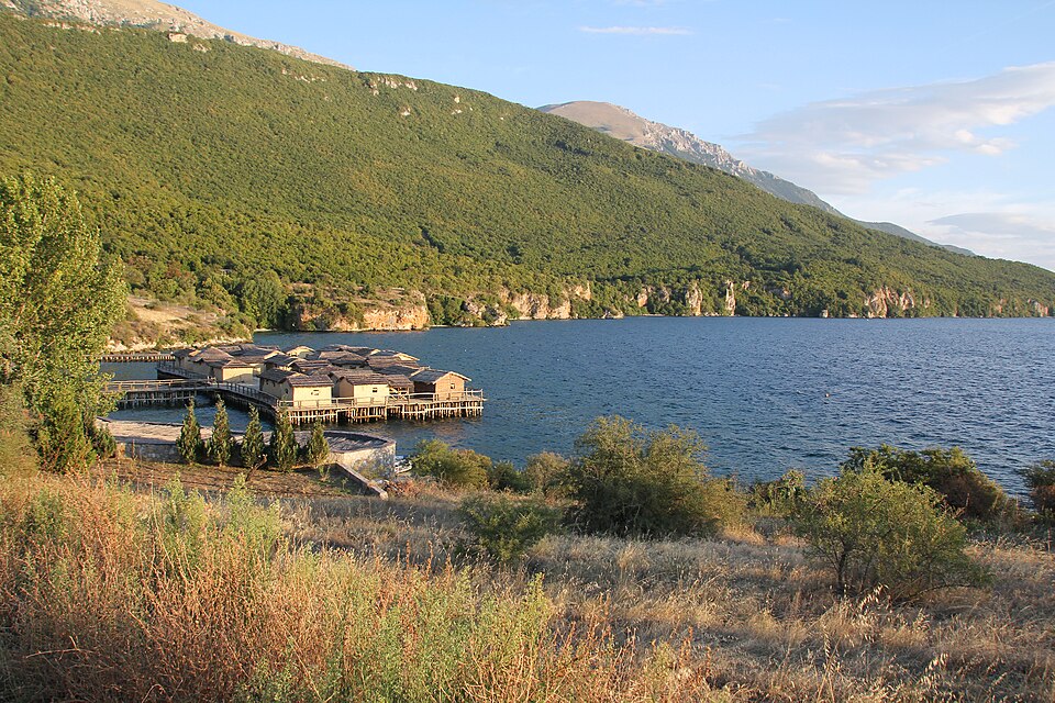 960px-Bay_of_the_Bones,_The_Ohrid_Lake,_Macedonia